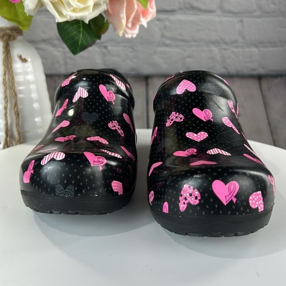 ANYWEAR Black & Pink Hearts Breast Cancer Awareness Slip On Professional Clogs - Picture 6 of 17